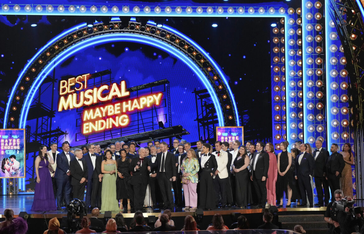 “Maybe Happy Ending” triunfa en los Tony Awards
