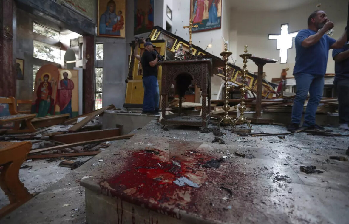 Atacante suicida mata 13 en iglesia siria
