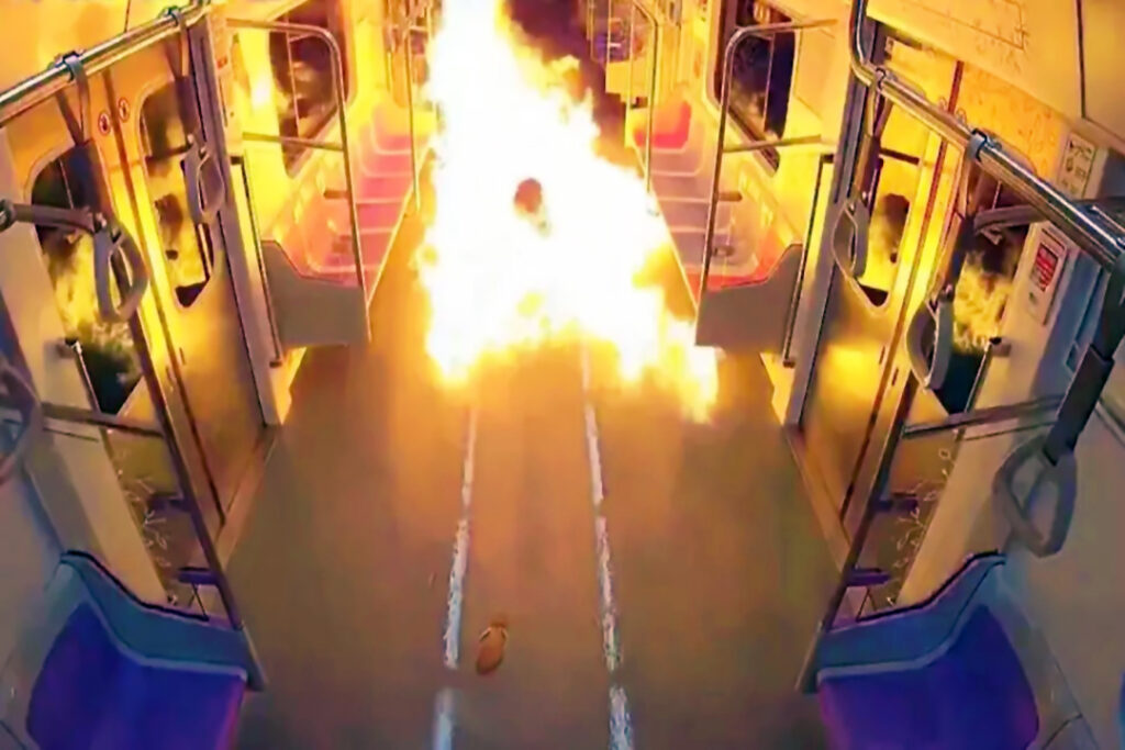 🇰🇷 | Un hombre, enfurecido por su divorcio, roció gasolina y prendió fuego a un tren de metro en movimiento y abarrotado en Seúl, Corea del Sur.El ataque dejó 22 pasajeros hospitalizados y otros 129 recibieron asistencia médica.Hoy fue acusado de intento de asesinato de 160… pic.twitter.com/0ed8zQjKTF— Alerta Mundial (@AlertaMundoNews) June 27, 2025
