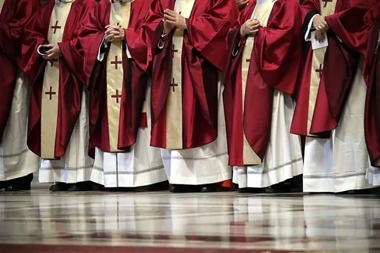 Detienen al sacerdote Antonio Cabrera en AICM por violación