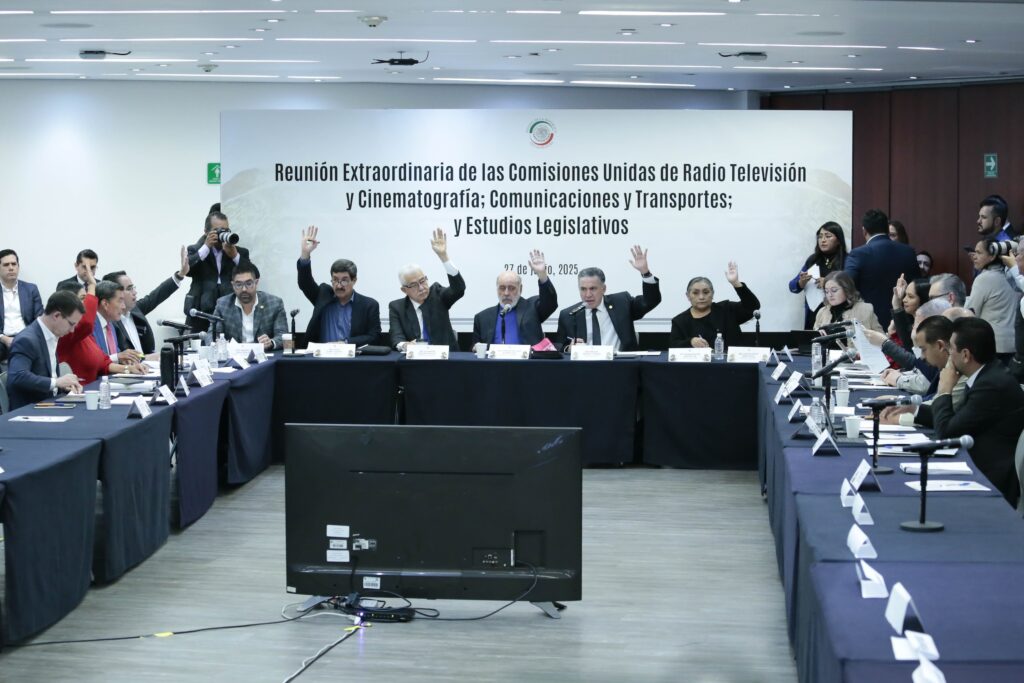 📷 #HoyEnElSenado concluyó el análisis en comisiones del dictamen que crea la Ley en Materia de Telecomunicaciones y Radiodifusión.https://t.co/OAFoWS7ZmW pic.twitter.com/UelFpIOipS— Senado de México (@senadomexicano) June 27, 2025