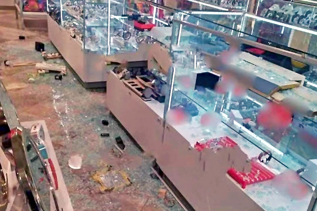 Tres ladrones roban 200 relojes en Sanborns Coyoacán