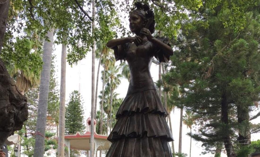 Convocan a retirar estatua de Doña Florinda tras polémica de serie sobre Chespirito