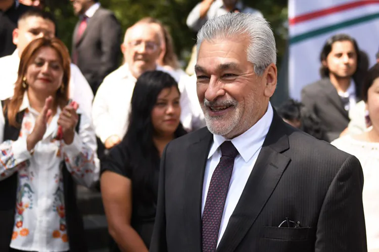 Asiste Alberto Islas a izamiento de la bandera nacional