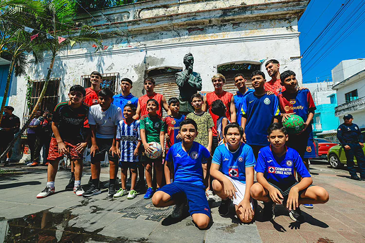 Jugadores de Cruz Azul y Newell’s se echan cascarita con niños en barrio de La Huaca, en Veracruz