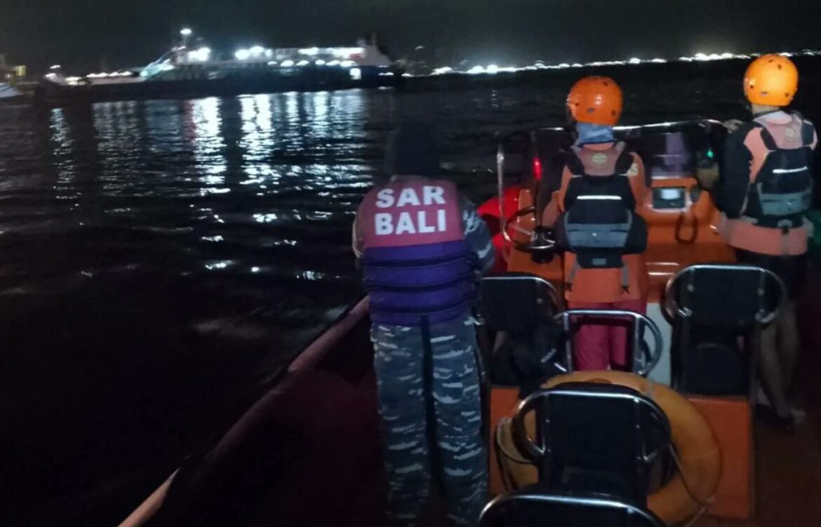 Rescatan a 20 tras hundimiento de ferry indonesio