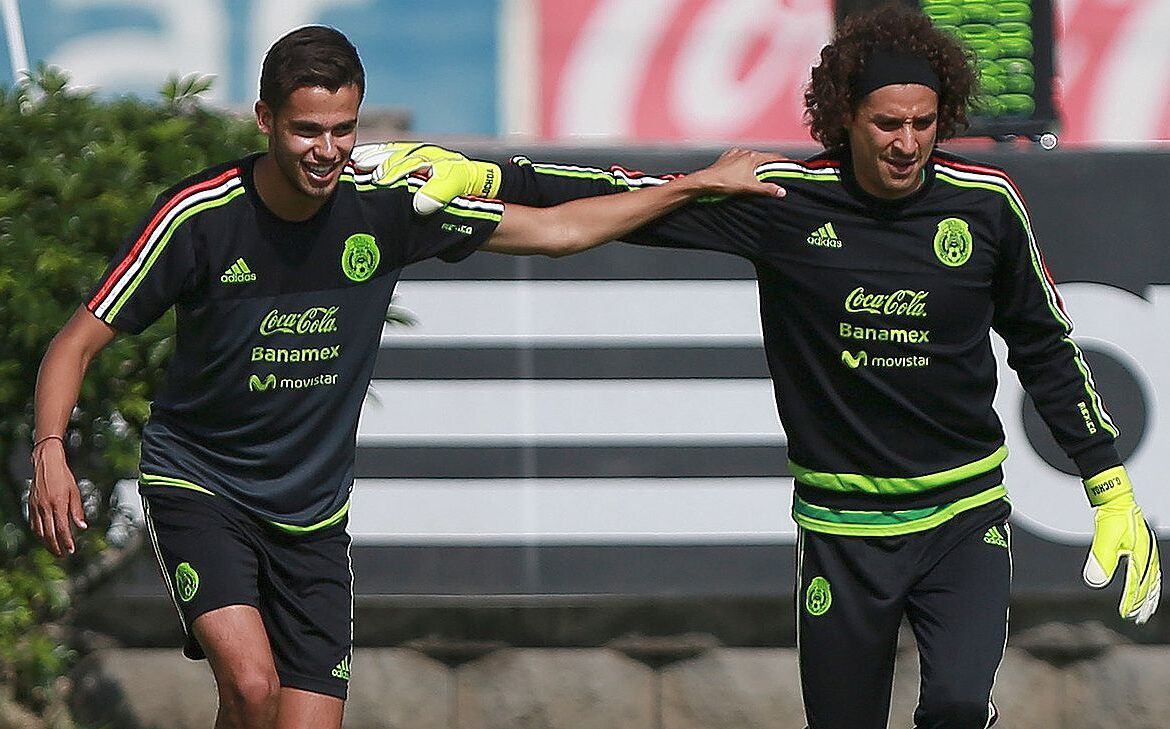 Guillermo Ochoa y Diego Reyes permanecen sin equipo al cierre del mercado de fichajes