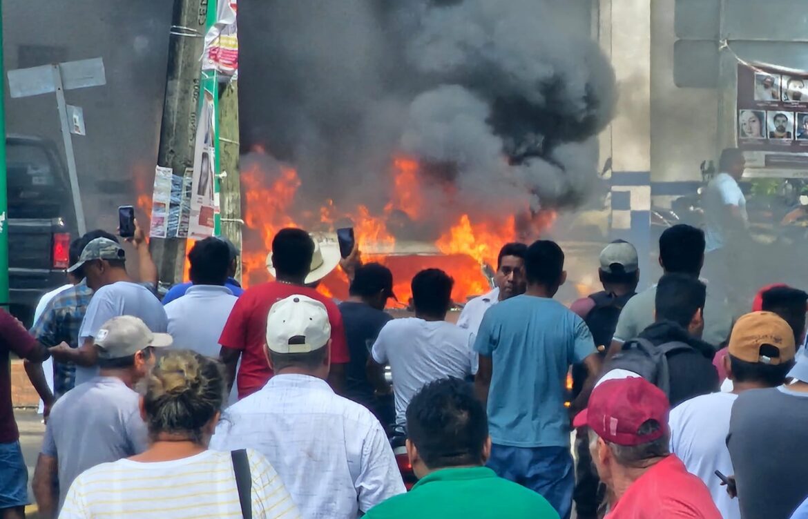 Pobladores golpean y amarran a director de Tránsito