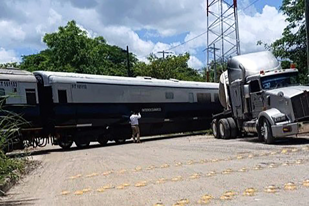 Tren Interoceánico choca con tráiler en Tabasco