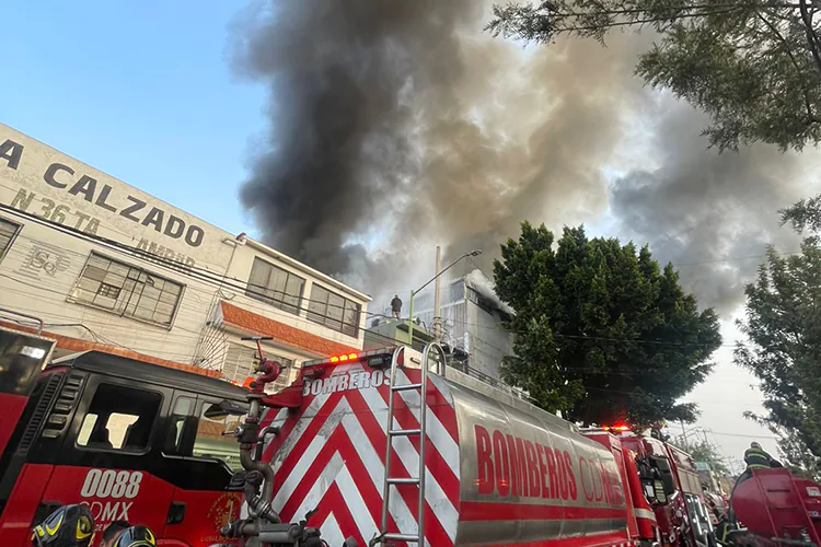 Fuerte incendio consume bodega en la colonia Morelos de la CDMX