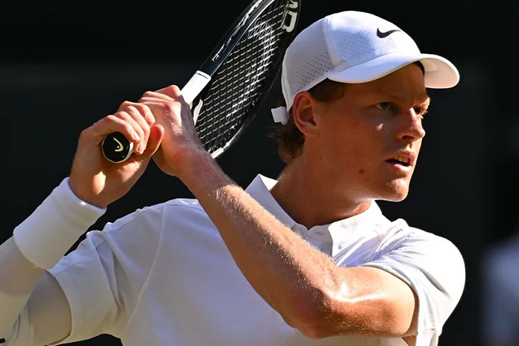 Jannik Sinner arrasa a un mermado Djokovic y avanza a la final de Wimbledon