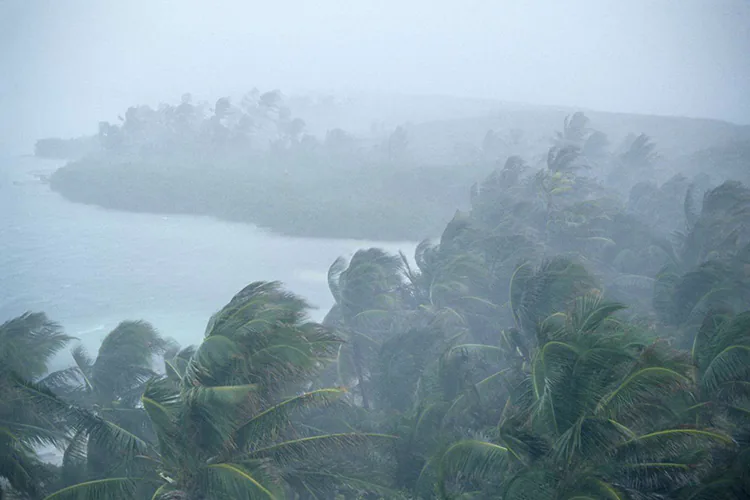 Huracán Flossie pierde fuerza, pero onda tropical 8 se aproxima con fuertes lluvias