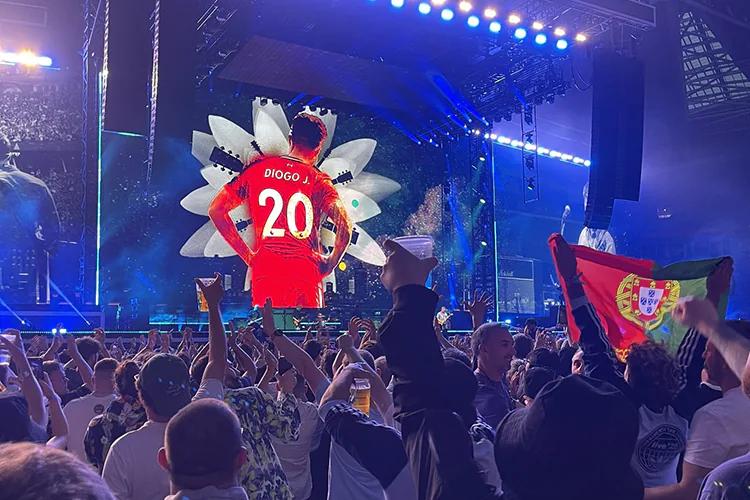 Oasis rinde homenaje a Diogo Jota durante su regreso a los conciertos