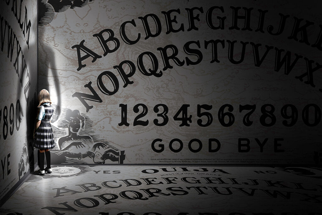 Un grupo de actores vivió un momento inesperado cuando, durante una escena con una ouija, un objeto cayó repentinamente sobre el escenario, generando pánico entre el elenco y los asistentes.