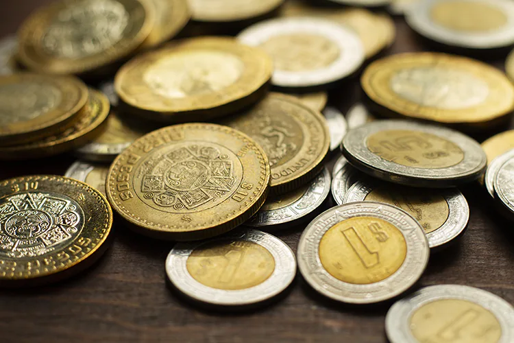 Peso mexicano gana terreno frente al dólar en el 4 de julio feriado de EU