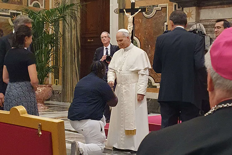 El papa León XIV firma carta de Pokemon en el Vaticano. ¿Será?