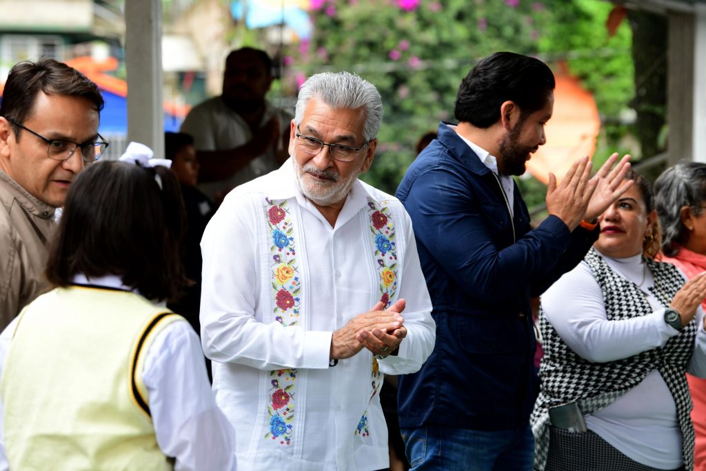 Entrega Alberto Islas domo en la primaria “Revolución”