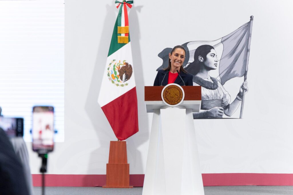 La Presidenta Claudia Sheinbaum Pardo, destacó que el 82 por ciento de las familias mexicanas reciben, de manera directa y sin intermediarios, los Programas para el Bienestar del Gobierno de México a través de una inversión de cerca de 836 mil millones de pesos (mdp). “Casi el 82 por ciento de las familias de nuestro país reciben de manera directa, sin intermediarios un Programa del Bienestar, de los cuales ya la mayoría son derechos establecidos en la Constitución de la República eso es un sello de la Cuarta Transformación y del Humanismo Mexicano”, puntualizó en la conferencia matutina: “Las mañaneras del pueblo”. Informó que se proyecta un incremento de por lo menos 100 mil mdp en la inversión para el próximo año, lo que significaría una inversión cercana a un billón de pesos, es decir, casi tres puntos del Producto Interno Bruto (PIB).* “Este año estamos entrando a más familias o estamos apoyando a más familias, porque vamos a cumplir con nuestro compromiso con las mujeres de 60, 61 y 62 años, al cierre del año todas las mujeres mexicanas de 60 a 64 años recibirán Pensión Mujeres Bienestar y el próximo año vamos a las niñas y niños de primaria”, agregó. El secretario técnico del Gabinete de la Presidencia y coordinador general de Programas para el Bienestar, Carlos Torres Rosas, precisó que, a la fecha, ya se han ejercido 418 mil 237 mdp del total de 835 mil 535 mdp presupuestados para 2025: * Pensión Adultos Mayores * Jóvenes Construyendo el Futuro * Producción para el Bienestar * Pensión Mujeres Bienestar * La Escuela es Nuestra * Fertilizantes para el Bienestar * Programa Madres Trabajadoras * Beca Universal Rita Cetina para Educación Básica * Precios de Garantía * Salud Casa por Casa * Beca Universal Media Superior del programa de Becas para el Bienestar Benito Juárez * Bienpesca * Sembrando Vida * Jóvenes Escribiendo el Futuro * Programa de Mejoramiento de Vivienda para el Bienestar