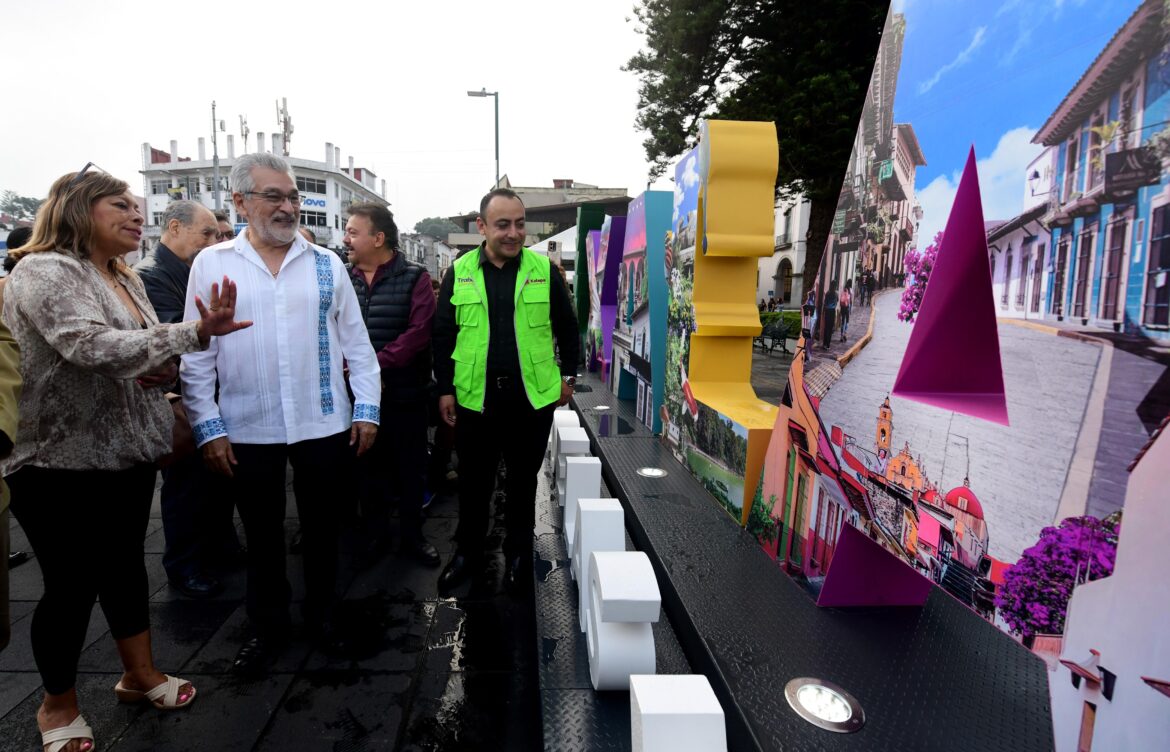 Alcalde inaugura Letras Turísticas en Parque Juárez