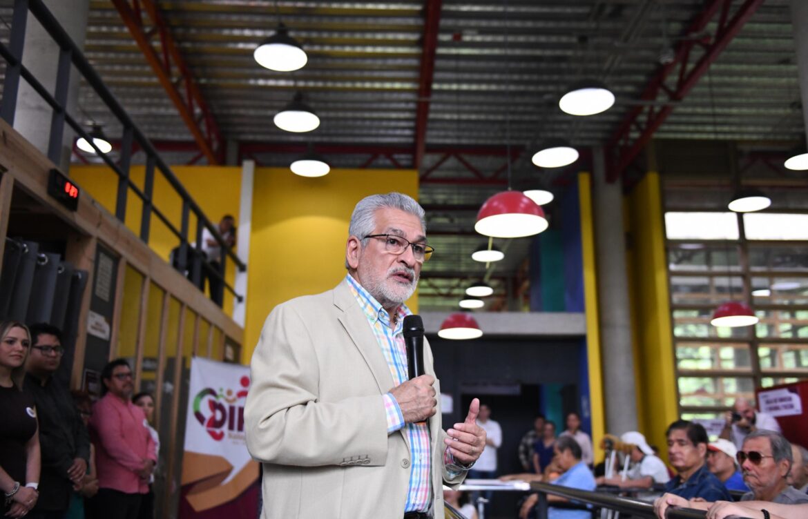 Entrega Alberto Islas, prótesis y apoyos funcionales a personas con discapacidad