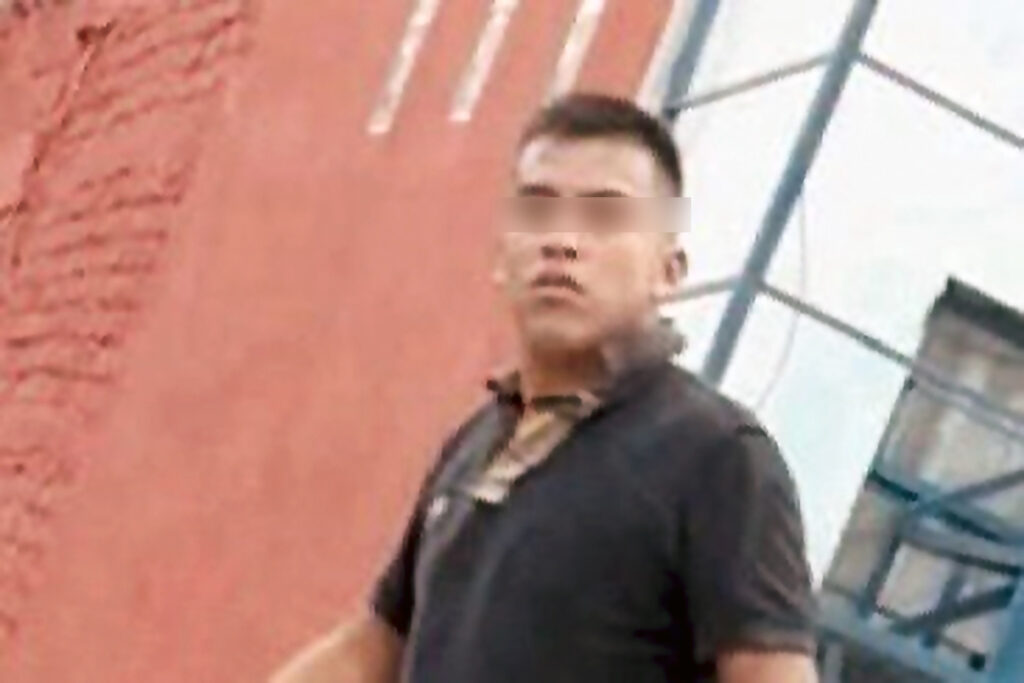 Así caminaba muy quitado de la pena por centricas calles de Coatepec Veracruz, un sujeto que llevaba en una bolsa una cabeza humana ¡Fue capturado! pic.twitter.com/EV4WDqNwVH— Revista Tlacuilo (@RevistaTlacuil1) July 13, 2025