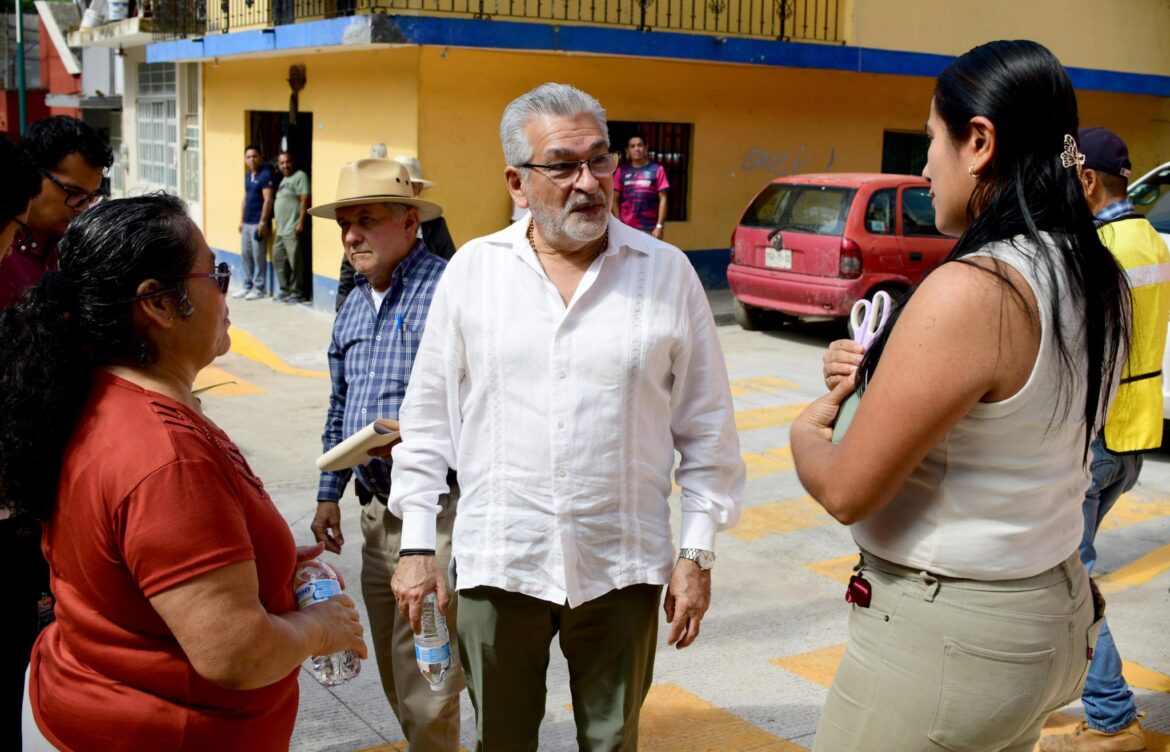 Supervisa Alberto Islas obras en colonias de Xalapa