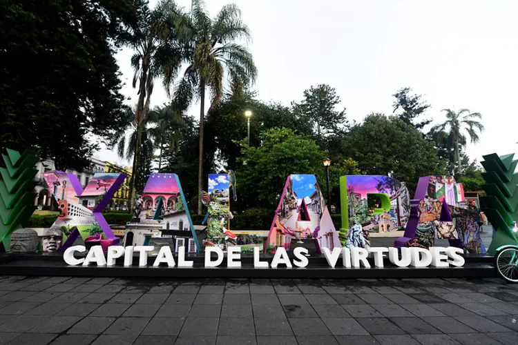 FOTOS | Develan letras turísticas de Xalapa en el parque Juárez