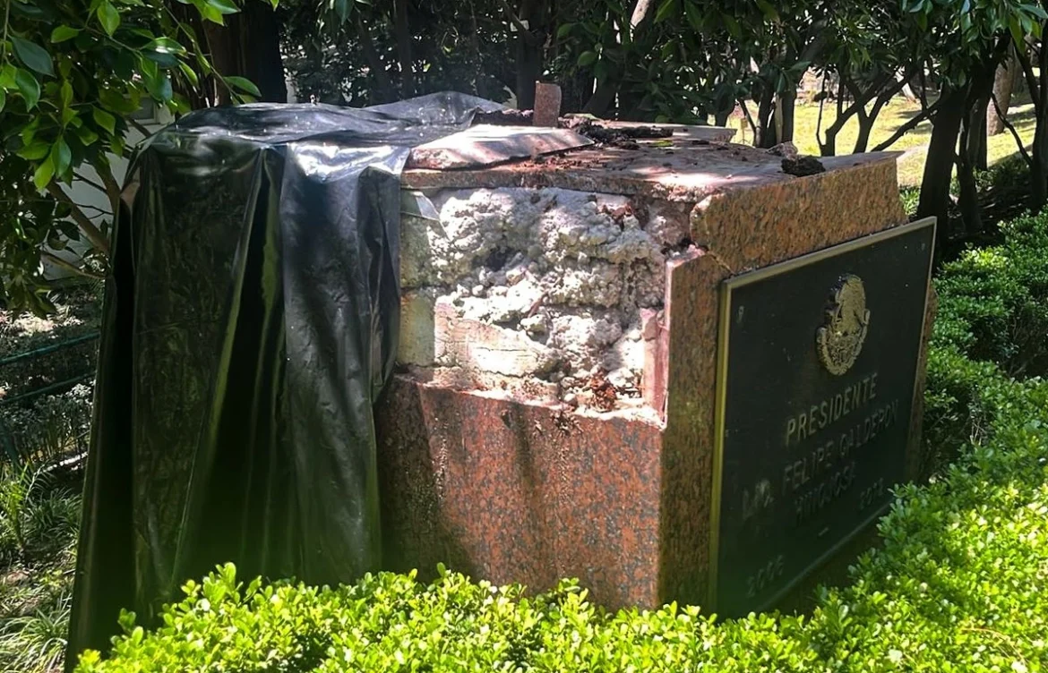 Cae estatua de Felipe Calderón tras la caída de árbol en Los Pinos