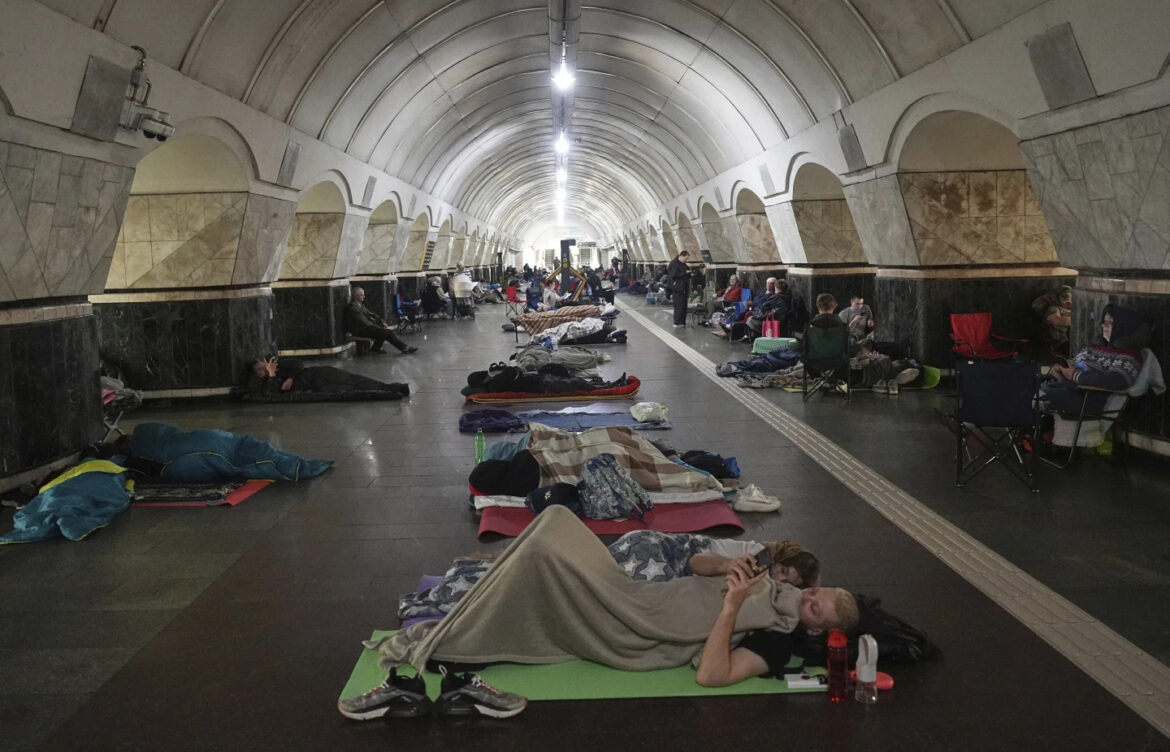 Ataque ruso en Kyiv deja muertos y heridos