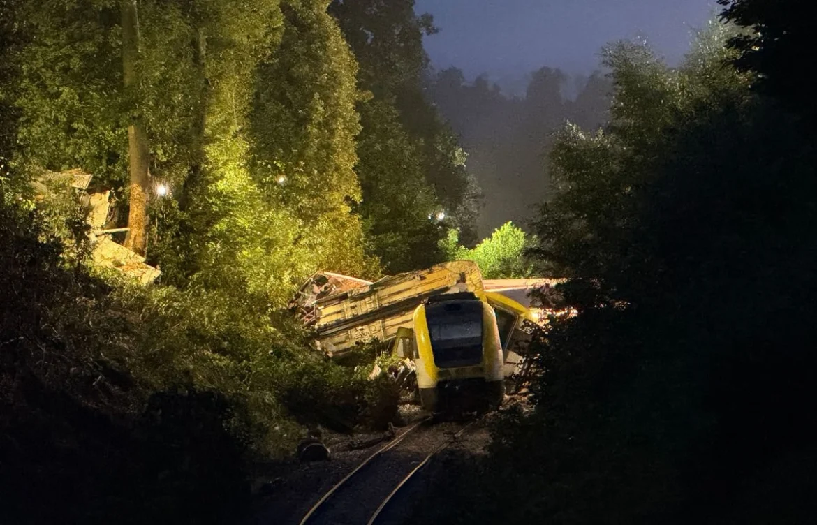 Mueren tres personas tras descarrilamiento de tren al sur de Alemania