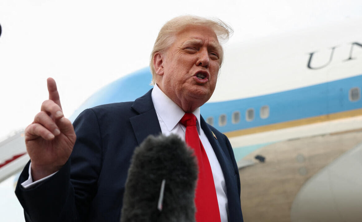 Trump arremete contra ABC y NBC por emitir “malas historias” sobre él; pide revocar licencias