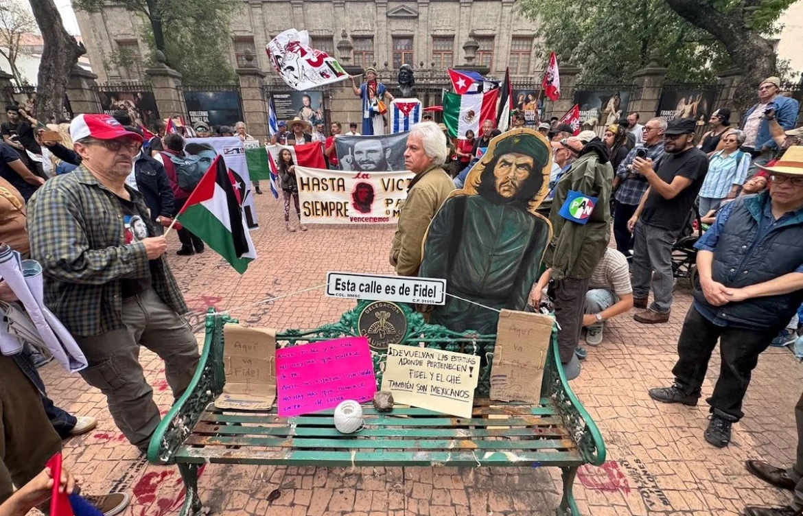 Exigen sanción a Rojo de la Vega por retiro ilegal de estatuas