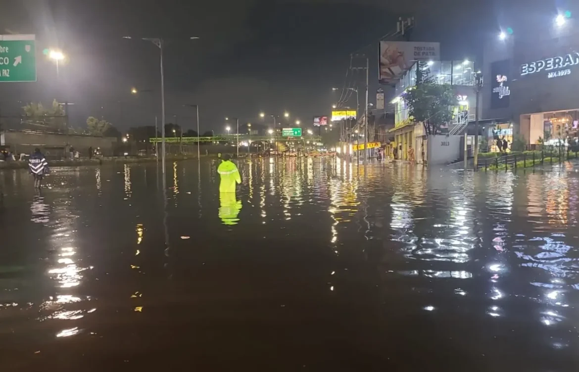 Caos por lluvias deja a CDMX y Edomex bajo el agua