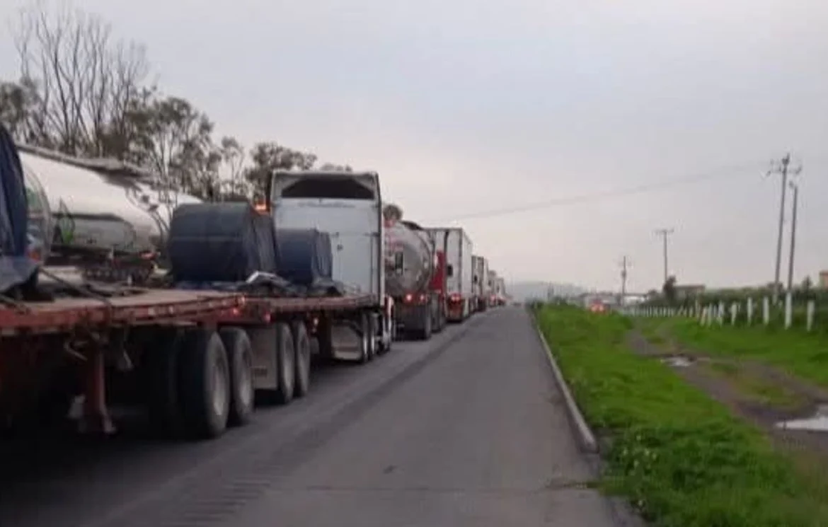 Taxistas bloquean la México‑Querétaro por desaparición de líder transportista