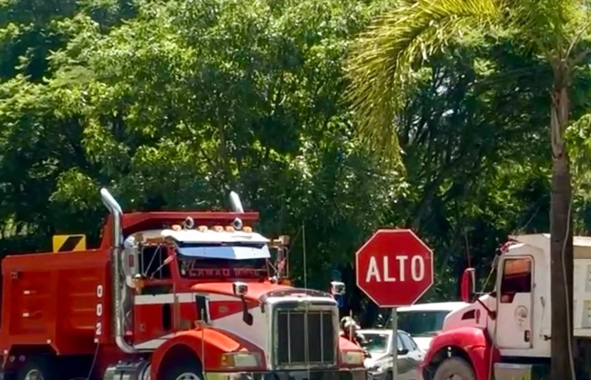 Transportistas bloquean carreteras en el sur del Edomex tras operativos contra extorsión