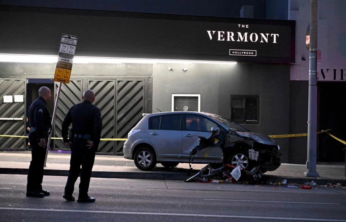 Vehículo embiste a multitud fuera de club en Los Ángeles