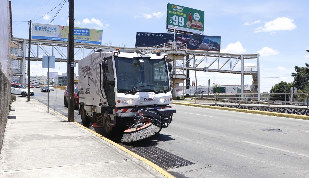 Refuerzan limpieza de vialidades en Puebla capital con barredoras mecánicas