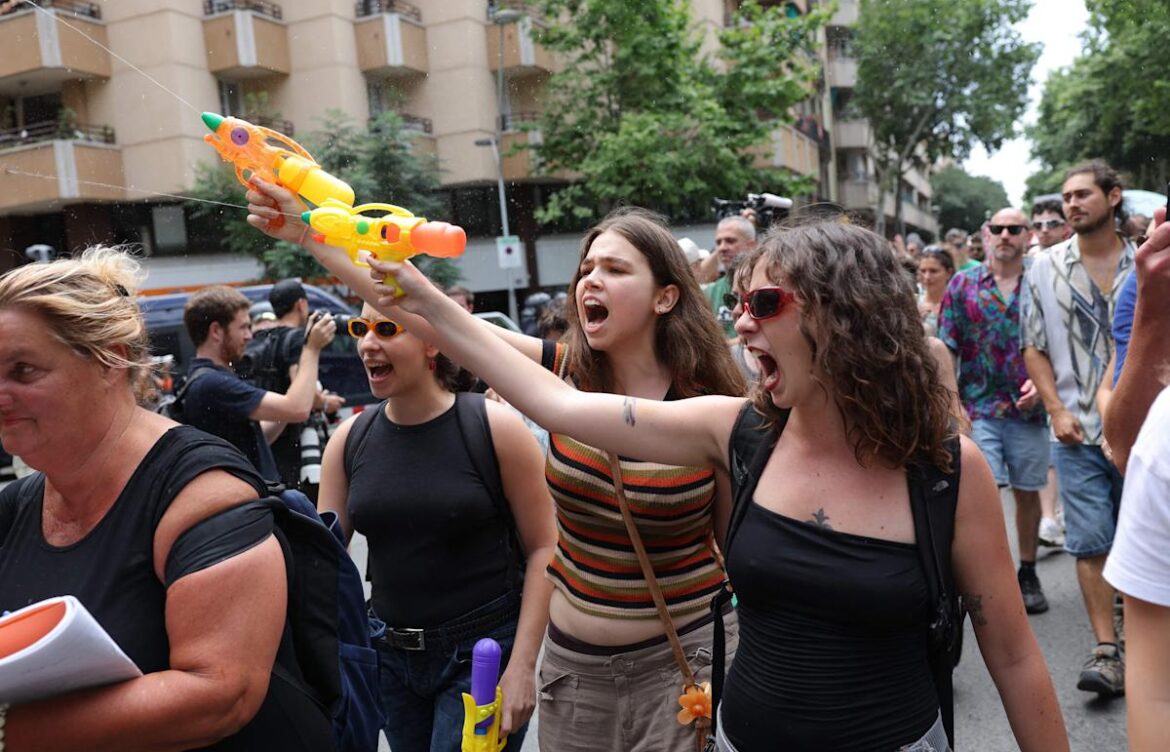 París enfrenta protestas ciudadanas por el exceso de turismo en sus barrios históricos