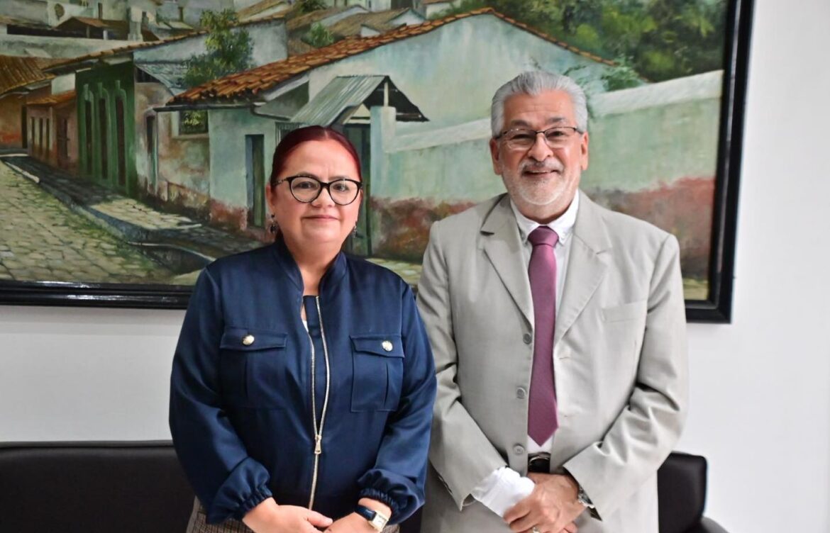 Daniela Griego se reúne con el alcalde de Xalapa y participa en acto de Invivienda
