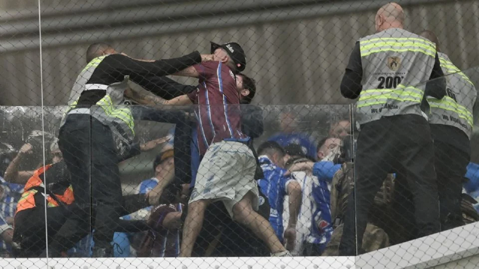 Violencia en la Copa Libertadores: enfrentamientos entre hinchas de Godoy Cruz y policía brasileña