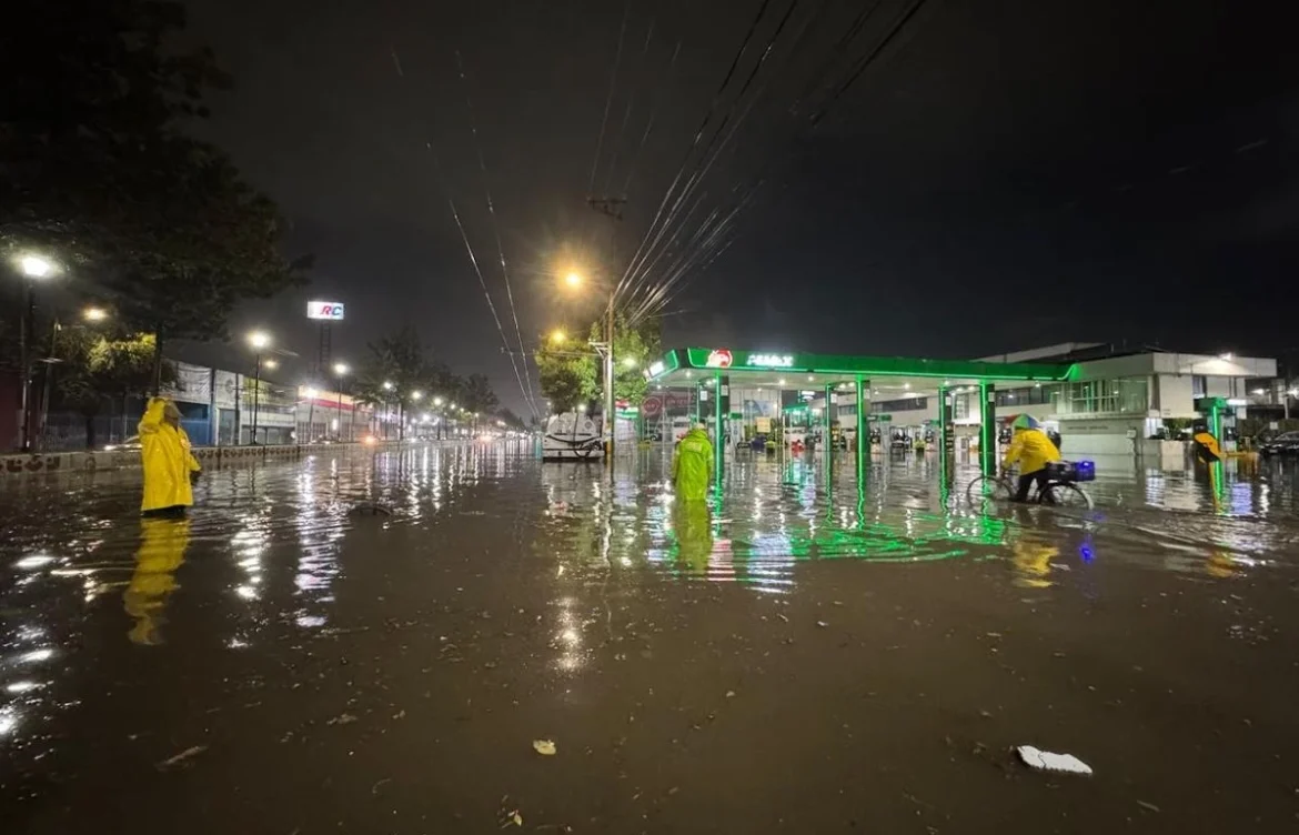 Tormenta en CDMX paraliza más de 100 vuelos y afecta a casi 15 mil pasajeros en el AICM