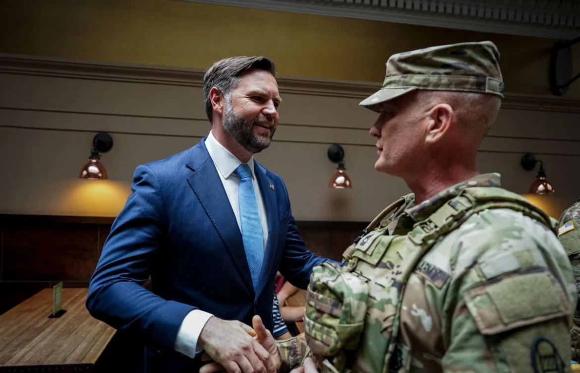 Abuchean al vicepresidente de EE.UU. durante visita a tropas en Washington