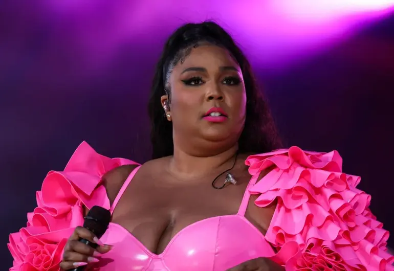 Lizzo lanza irónico dardo a la campaña de American Eagle: “Perra, tengo buenos jeans como Sydney”