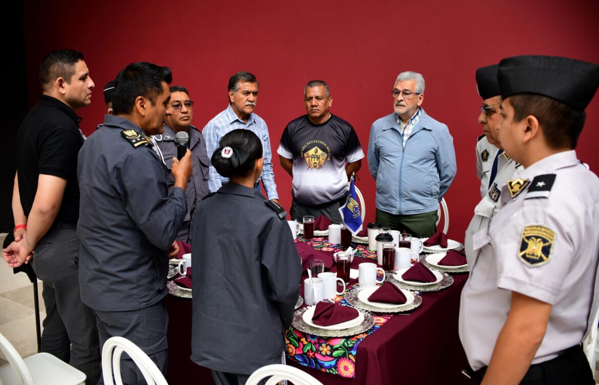 Convive Alberto Islas con integrantes del Pentathlón Militarizado