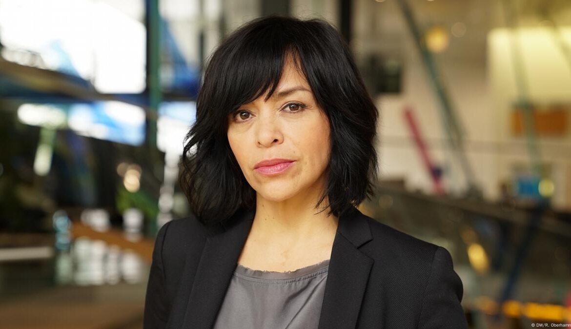 Televisa demandará en México e Inglaterra a Random House por falsedades en libro de Anabel Hernández