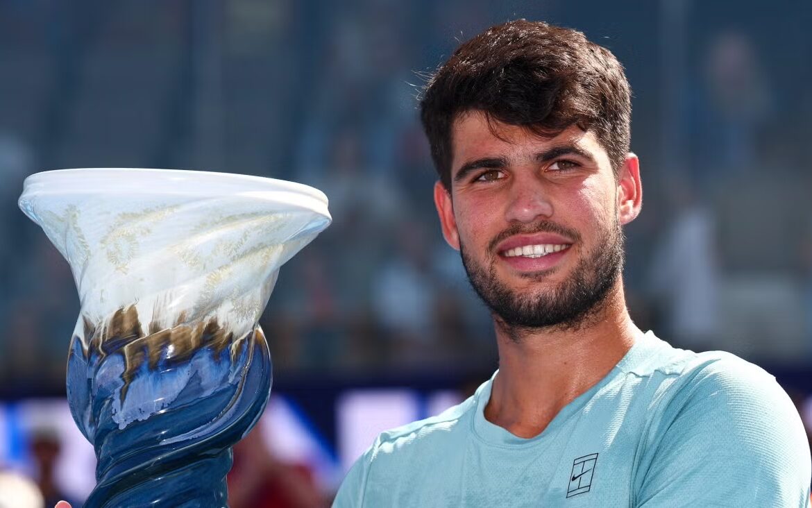 Alcaraz se corona en Cincinnati tras retiro de Sinner por lesión