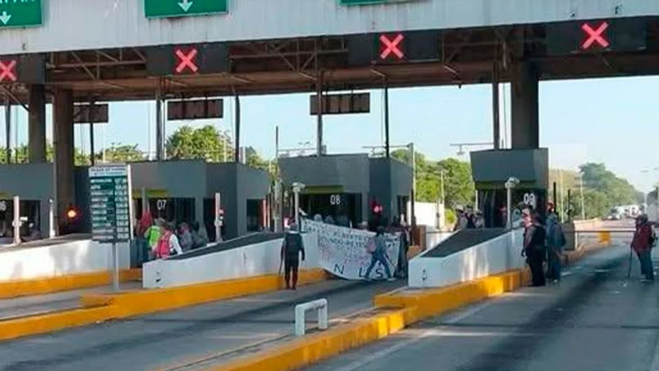 Protestan por desapariciones y toman caseta de la carretera Tuxpan-México en Veracruz