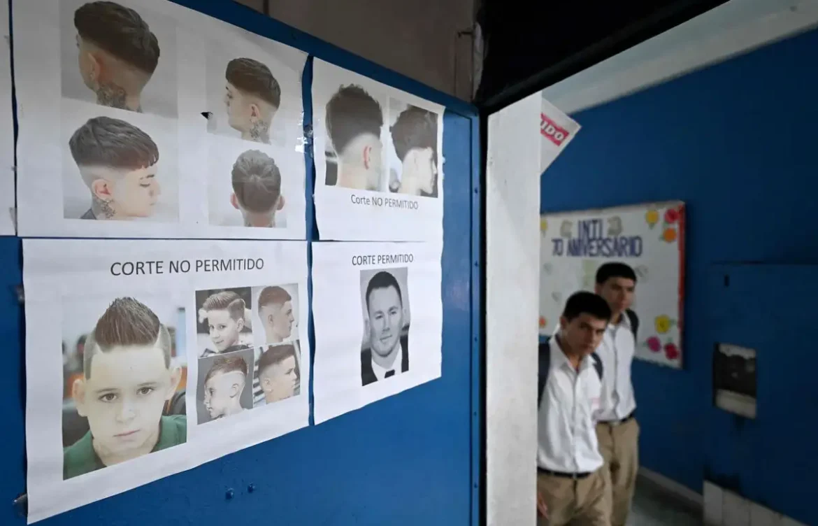 “Casquete corto, sí; ‘mohawk’, no”: Bukele impone cortes de pelo para estudiantes