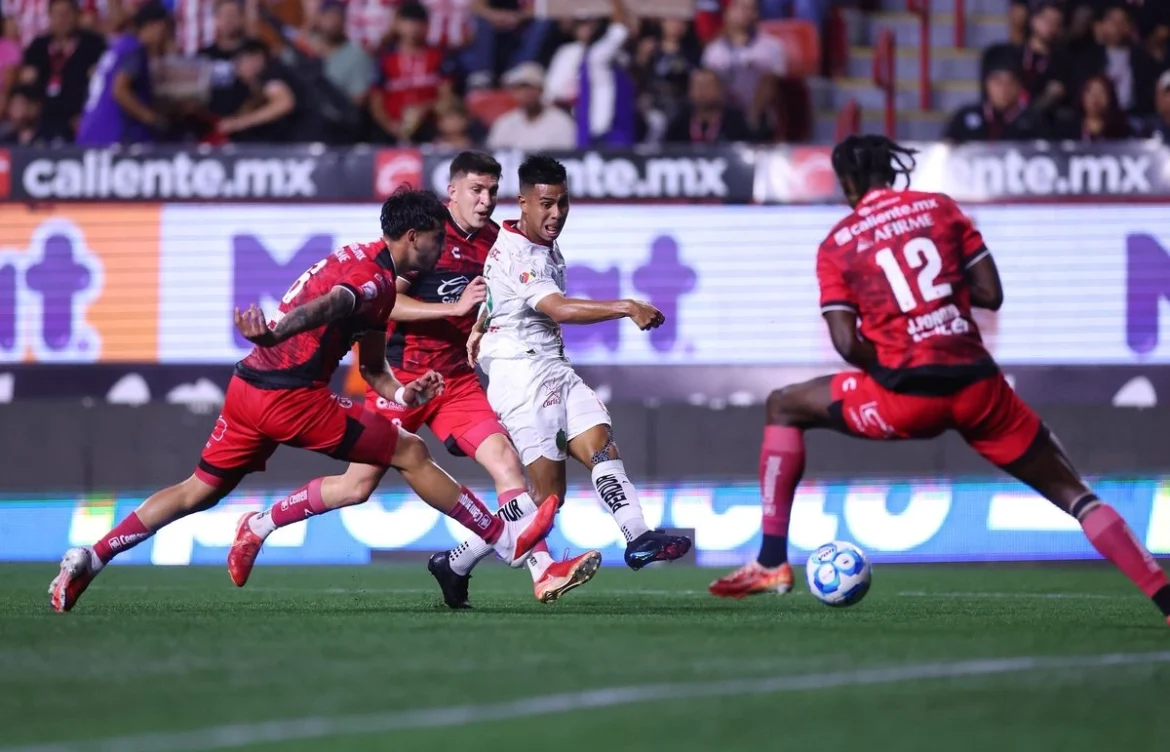 Chivas rescata empate agónico ante Xolos tras estar tres goles abajo