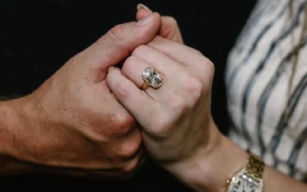 ¿Cuánto costó el anillo de compromiso que le dio Travis Kelce a Taylor Swift?